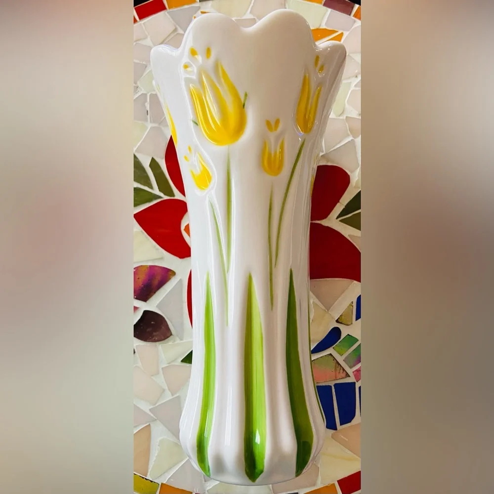 BNWT Sleek, Elegant Flower Vase Featuring Yellow Tulip Flowers, Scalloped Edge💐